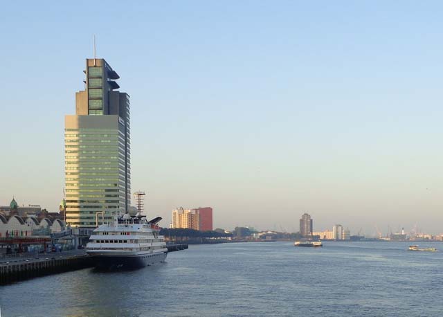 Cruiseschip ms Corinthian van Grand Circle Cruise Line Group aan de Cruise Terminal Rotterdam